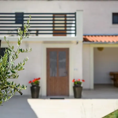 Mit Privatpool Fuer 4 Personen Ca 120 Qm In Divsici, Istrien Suedkueste Von Istrien