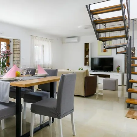 Holiday home Mit Privatpool Fuer 4 Personen Ca 120 Qm In Divsici, Istrien Suedkueste Von Istrien