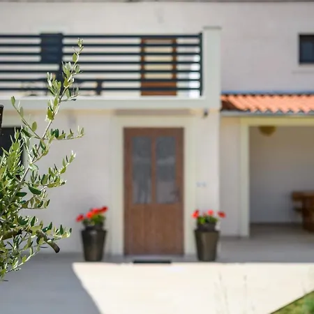 Mit Privatpool Fuer 4 Personen Ca 120 Qm In Divsici, Istrien Suedkueste Von Istrien * Divsici