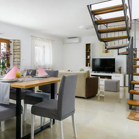 Holiday home Mit Privatpool Fuer 4 Personen Ca 120 Qm In Divsici, Istrien Suedkueste Von Istrien