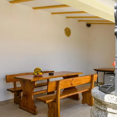 Mit Privatpool Fuer 4 Personen Ca 120 Qm In Divsici, Istrien Suedkueste Von Istrien *