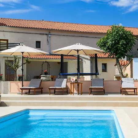 Mit Privatpool Fuer 4 Personen Ca 120 Qm In Divsici, Istrien Suedkueste Von Istrien Holiday home